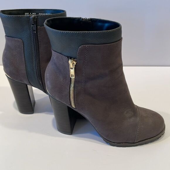 Juicy couture heeled boots in a size 8 medium with approximately a 4 inch heel - Picture 6 of 8